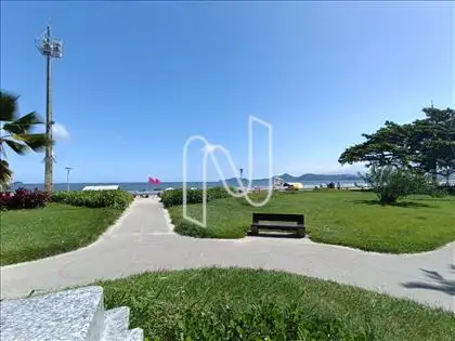 Jardim da praia em frente ao predio 