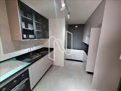 cozinha planejada com cooktop e forno 