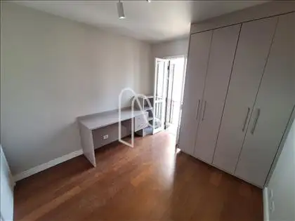  dormitório com ar condocionado e armarios