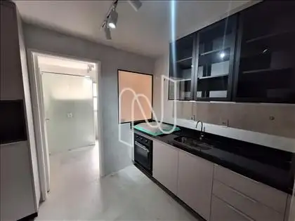  cozinha planejada com cooktop e forno 