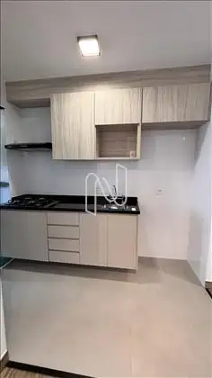 Cozinha com armários 