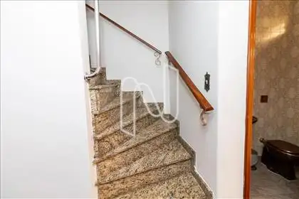Escada Acesso andar superior 