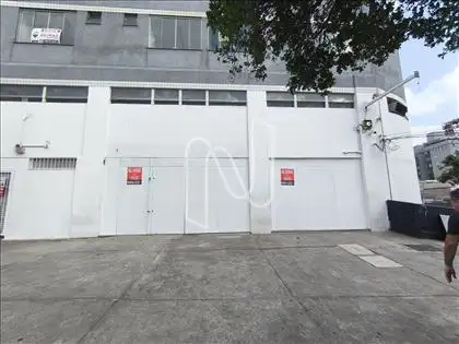  Em frente ao Supermercado BH