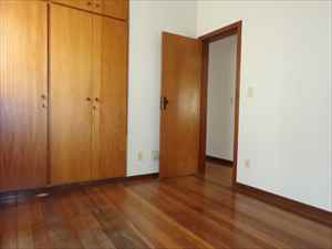  Quarto com armários