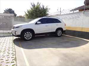  Uma vaga de garagem livre e demarcada