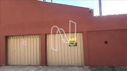  entrada com portao de garagem