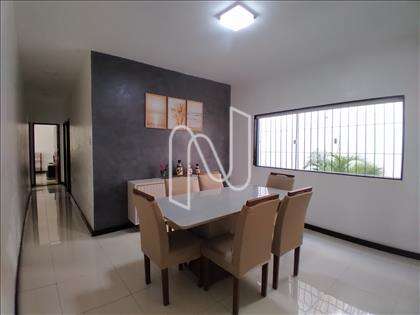 Casa ampla à venda no bairro Brasília 