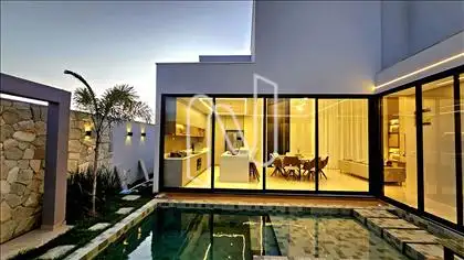     Casa/piscina.    Casa/piscina.