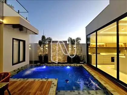    Casa/piscina.   Casa/piscina.