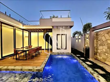    Casa/piscina.   Casa/piscina.
