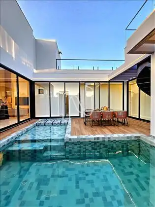    Casa/piscina.   Casa/piscina.