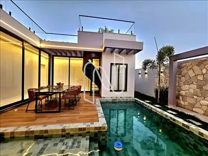      Casa/piscina.     Casa/piscina.