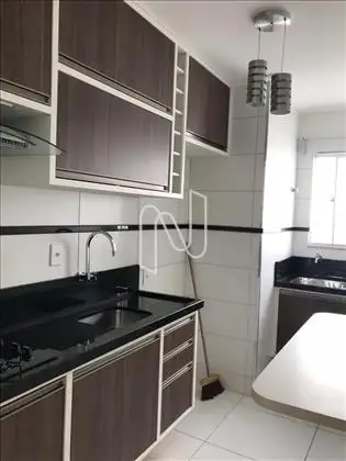  Cozinha com bancada em granito e armarios 