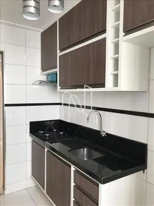   Cozinha com bancada em granito e armarios 