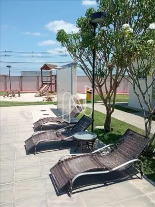 Espreguiçadeira e chuveirão da piscina