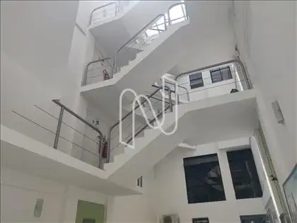  Três Andares com acesso pelas escadas