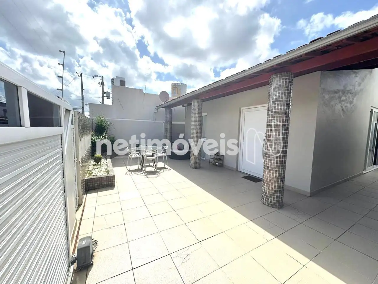 Entrada da casa/ garagem 