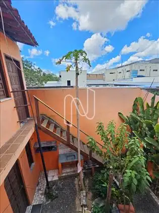   Casa comercial/área interna.