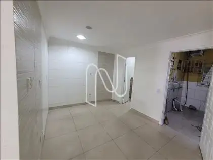  Sala dos fundo visão banheiro e área técnica