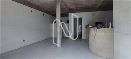 Salão principal e ao fundo sanitários