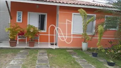  Frente do ímovel com garagem e jardim