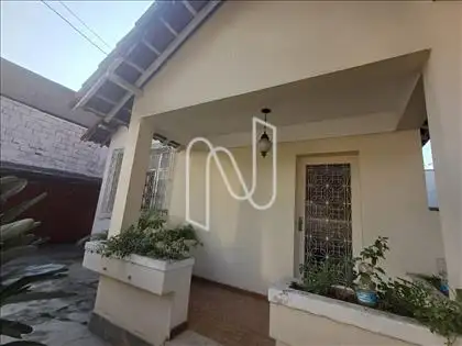 frente da casa com varanda 