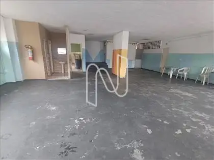 salão com 2 banheiros 