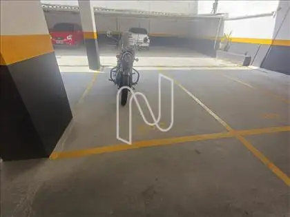 garagem marcada e coberta 