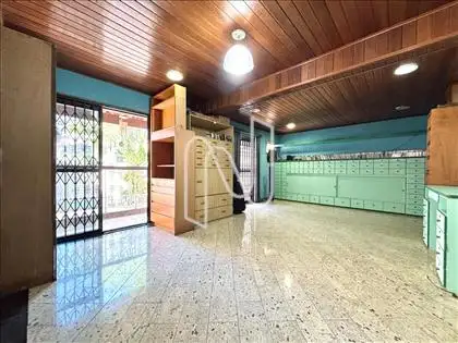 Salão com banheiro  