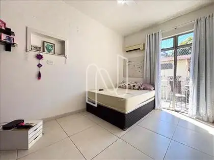 Quarto 1 com acesso a varanda 