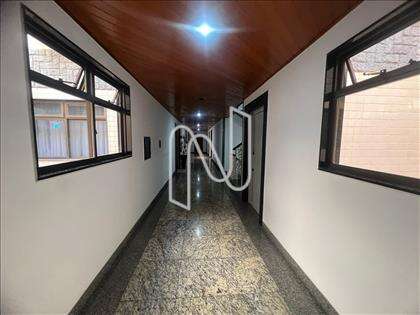 Corredor do prédio, bem espaçoso.  