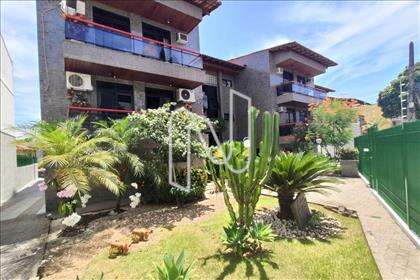 Jardim e entrada e saída de garagem 