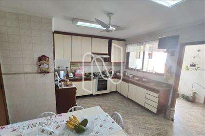 Ampla cozinha com armários 