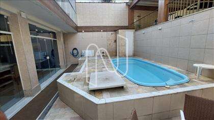 Espaço com piscina, ducha e banheiro 