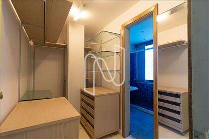 Suite 2/Closet. 