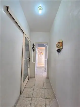 Hall de acesso a sala e todos os quartos.