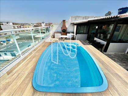 Piscina elevada com deck. 