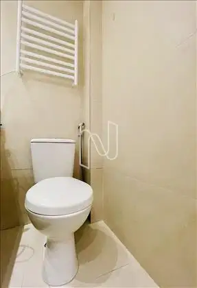 Banheiro suíte. 