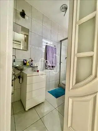 Banheiro suíte. 