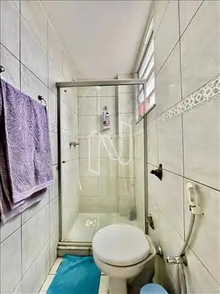 Banheiro suíte. 