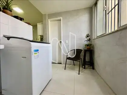 Lavanderia e DCE nos fundos.