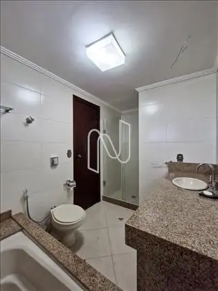 Banheiro suíte. 
