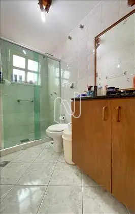 Banheiro suíte.