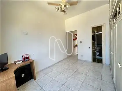 Quarto com armário embutido  