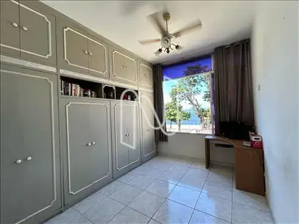 Quarto com armário embutido  
