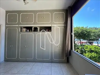 Quarto com armário embutido e vista mar 