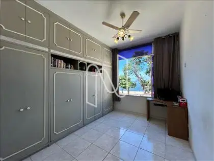 Quarto com armário embutido 