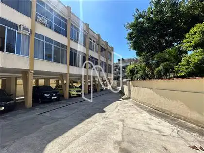 Área comum de frente para o prédio 