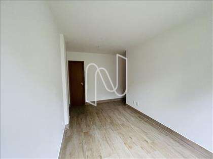 Quarto 2, porta de acesso ao banheiro. 