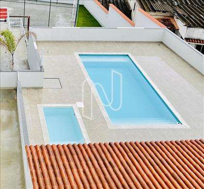 Piscina adulto, e a infantil. 